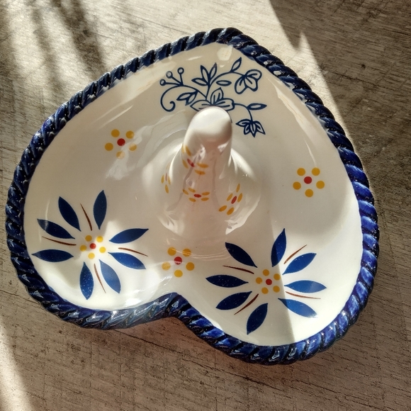 EUC Temp-tations Old World Ceramic Heart Shaped Ring Dish 💙💛💍 - Picture 3 of 7